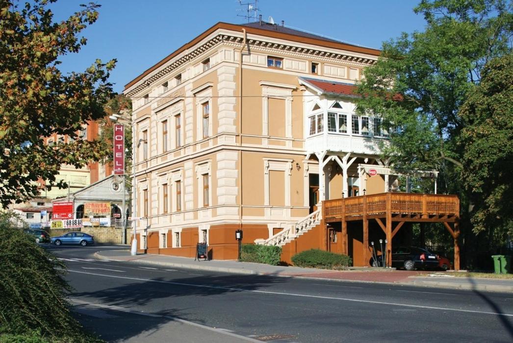 Hotel Mertin Хомутов Екстериор снимка