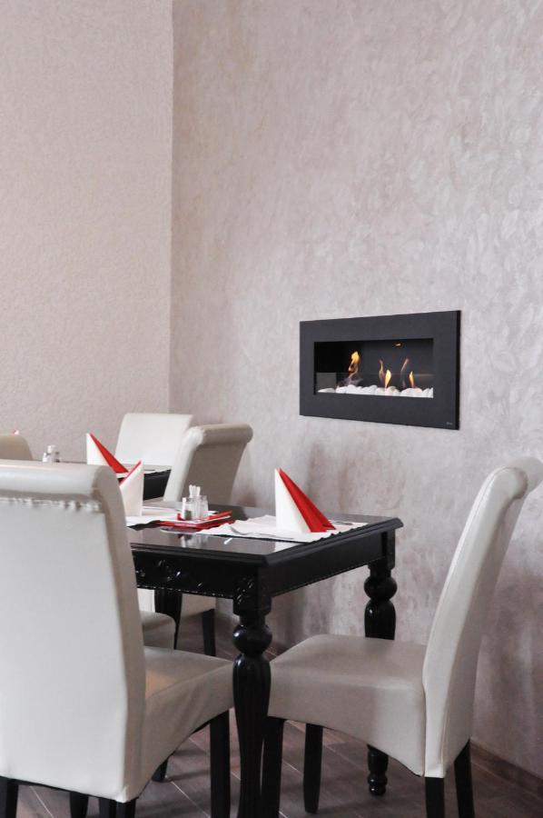 Hotel Mertin Хомутов Екстериор снимка