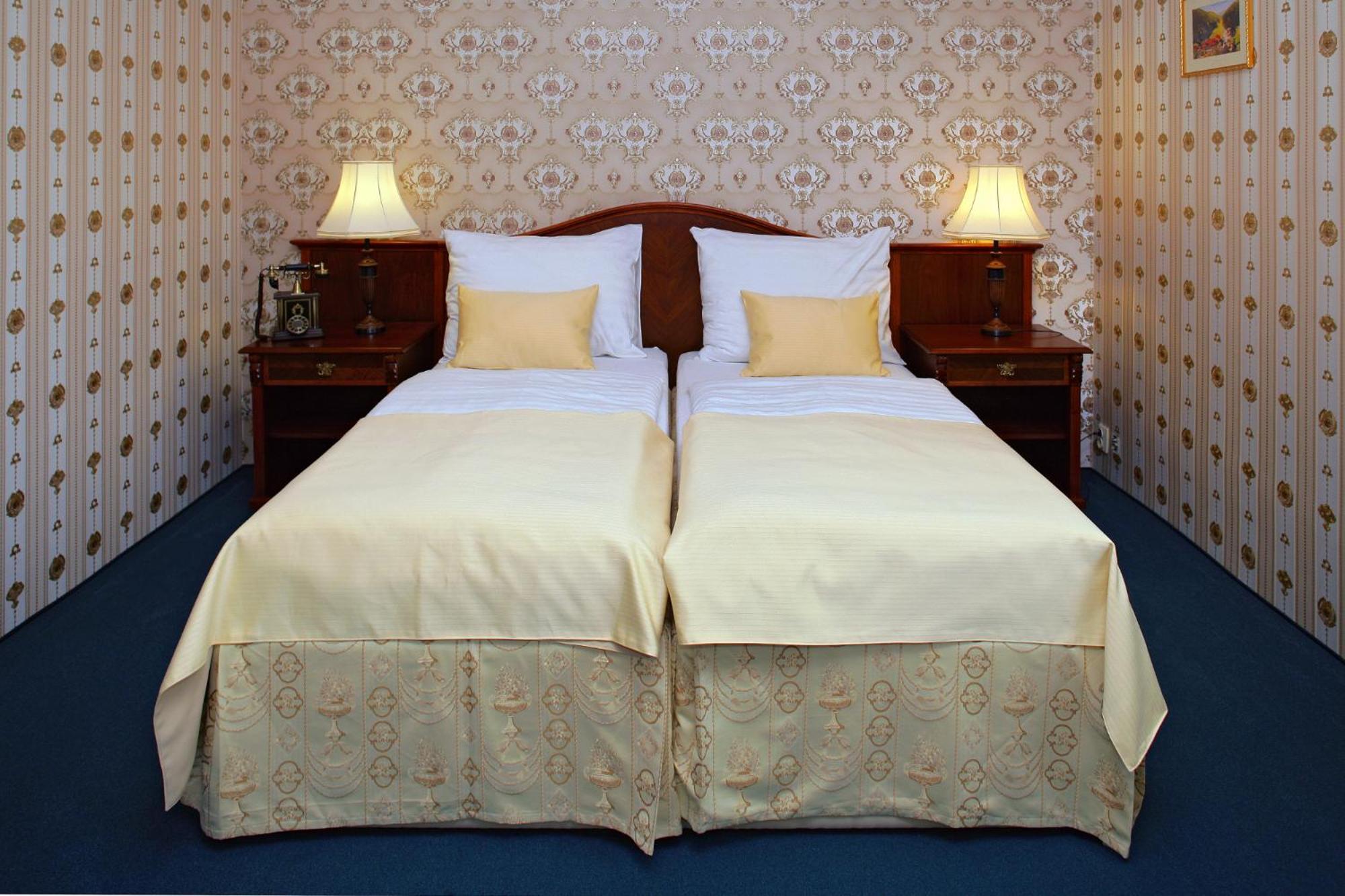 Hotel Mertin Хомутов Екстериор снимка